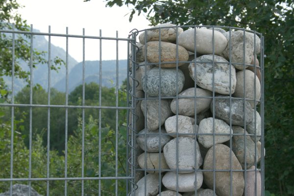 Steinsäulen mit Gartenzaunelement in der Musterausstellung Manfred Holzner Schotterwerk